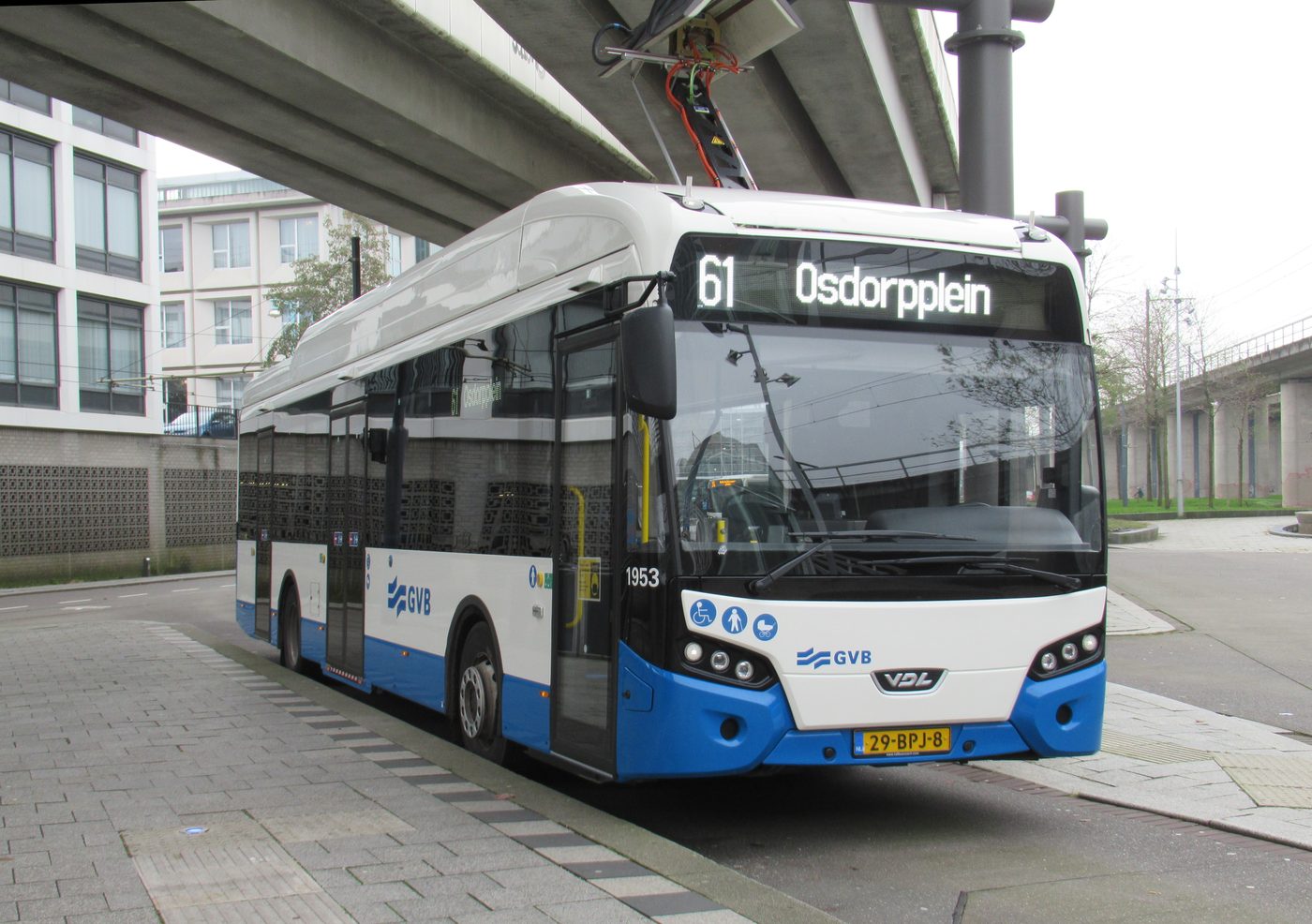 Elektrische stadsbus met Nederlands kenteken